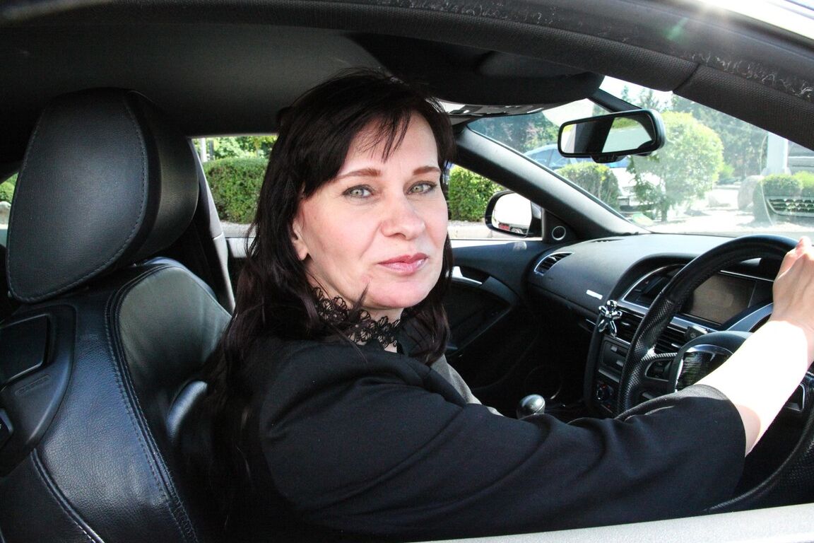 21P La grand-mère brune Vicky a des relations sexuelles orales avec un étalon excité dans la voiture
