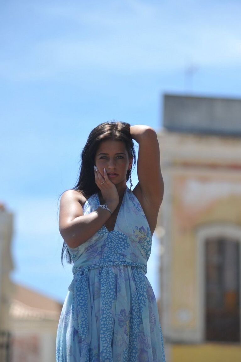 12P La sensual morena Coral May se quita las bragas sexys