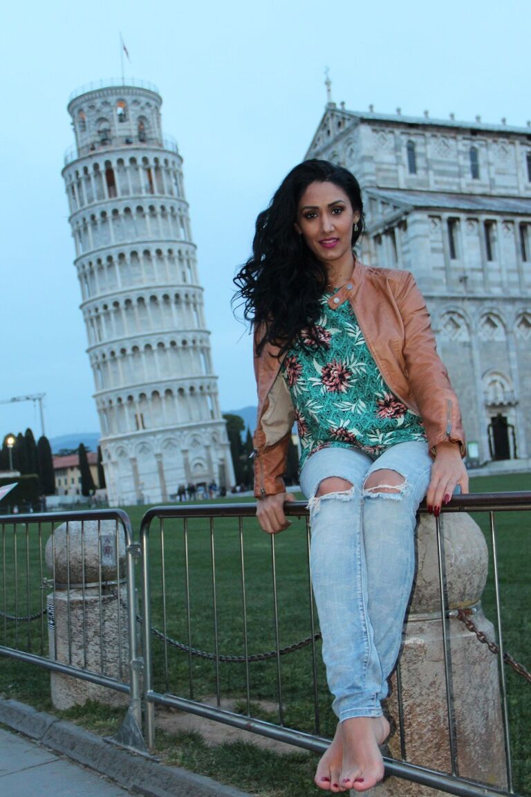 12P Dark-haired female Mistress Alexya displays her bare feet in a public setting