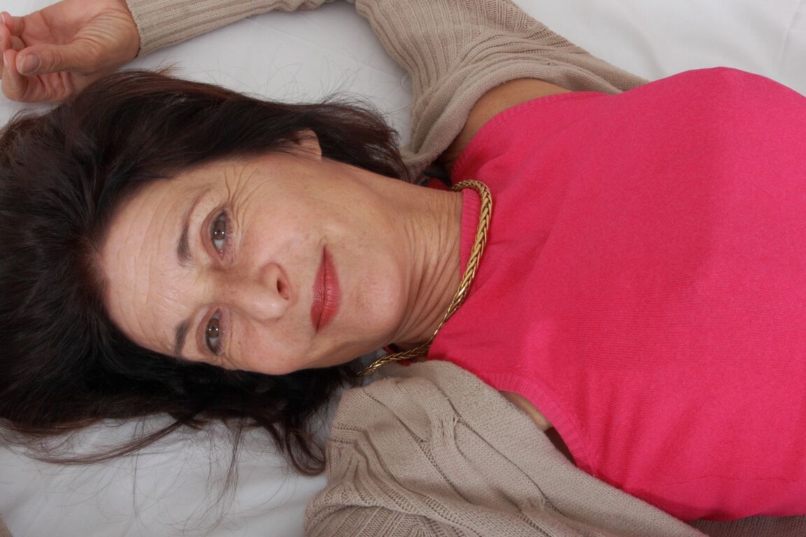 16P Une grand-mère en chaleur joue avec sa chatte à travers ses sous-vêtements en dentelle