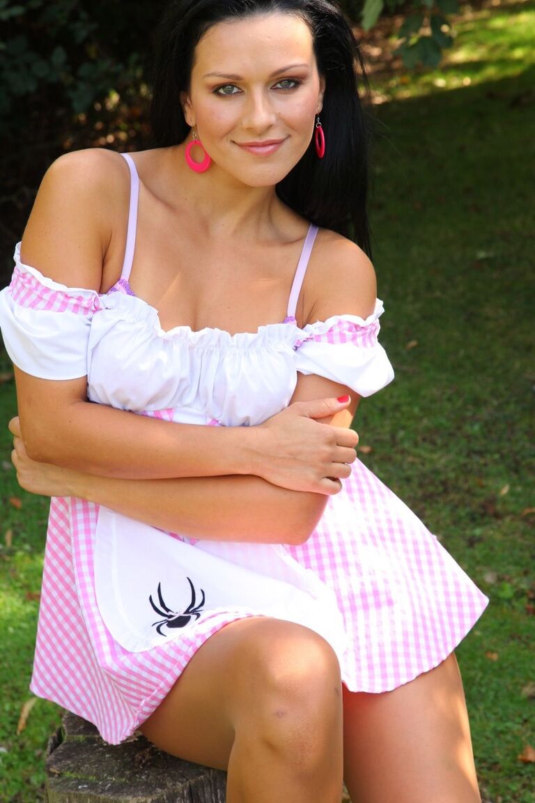 21P La sexy morena Katya Nova muestra sus tetas naturales y su coño recortado al aire libre