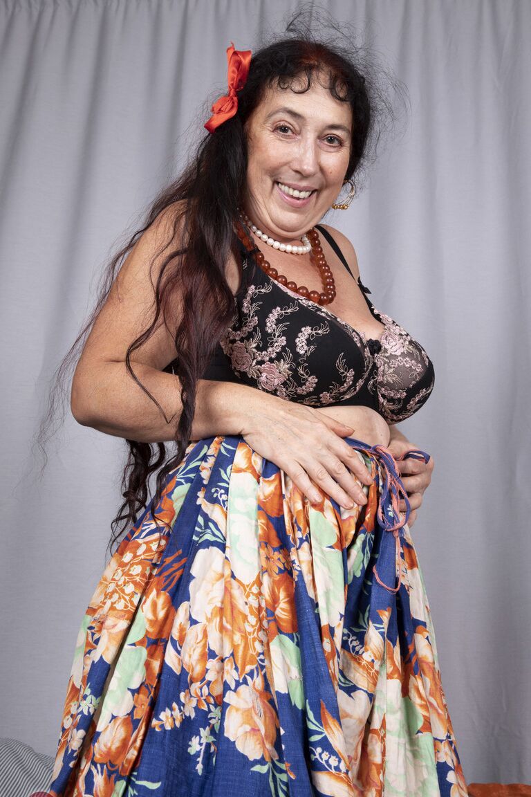 21P Esmeralda gorda e madura tira o vestido e brinca com um brinquedo sexual em um solo