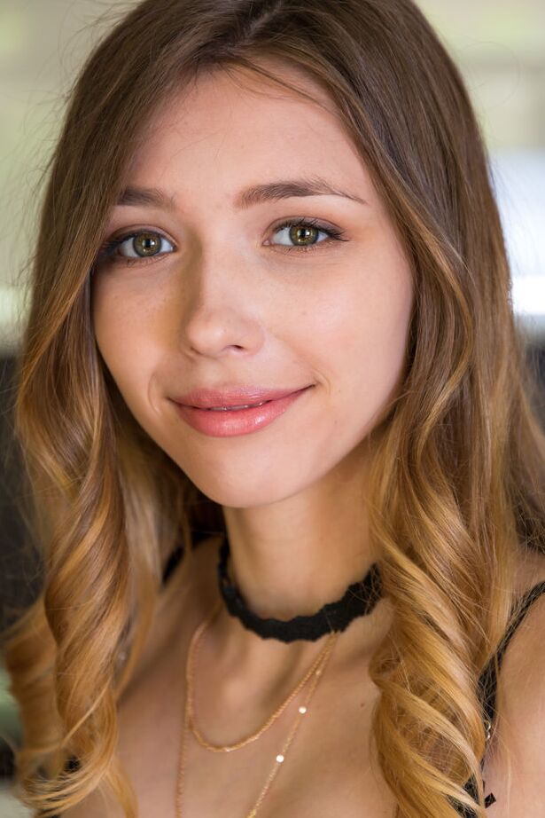 18P La adorable joven Mila Azul usa una gargantilla negra mientras se desnuda totalmente