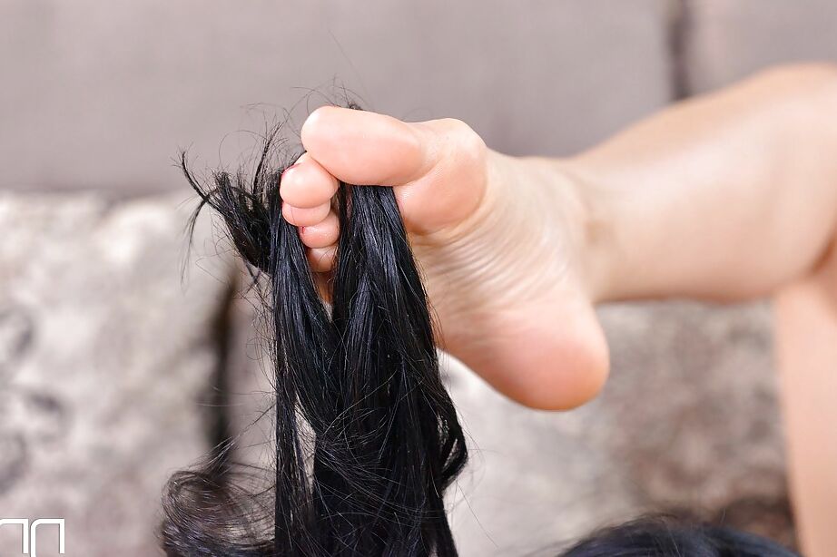 Die 16-jährigen asiatischen Lesben PussyKat und Anissa Kate verehren sich gegenseitig mit ihren Füßen und Absätzen