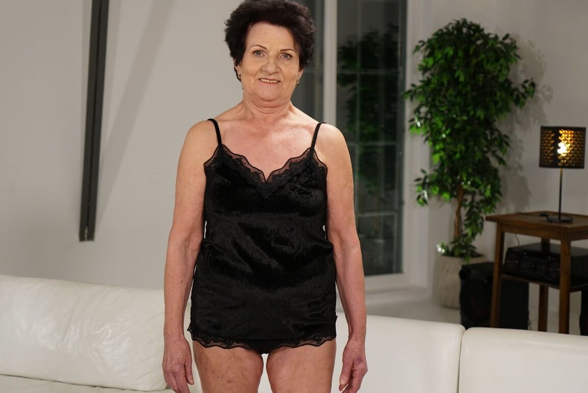 15P Die freche Oma Lisbeth zieht sich aus und zeigt dann ihre Muschi und ihren großen Arsch