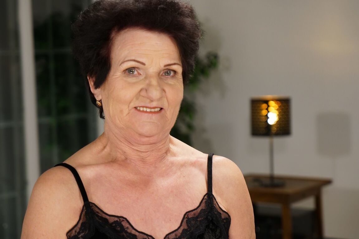 15P Die freche Oma Lisbeth zieht sich aus und zeigt dann ihre Muschi und ihren großen Arsch