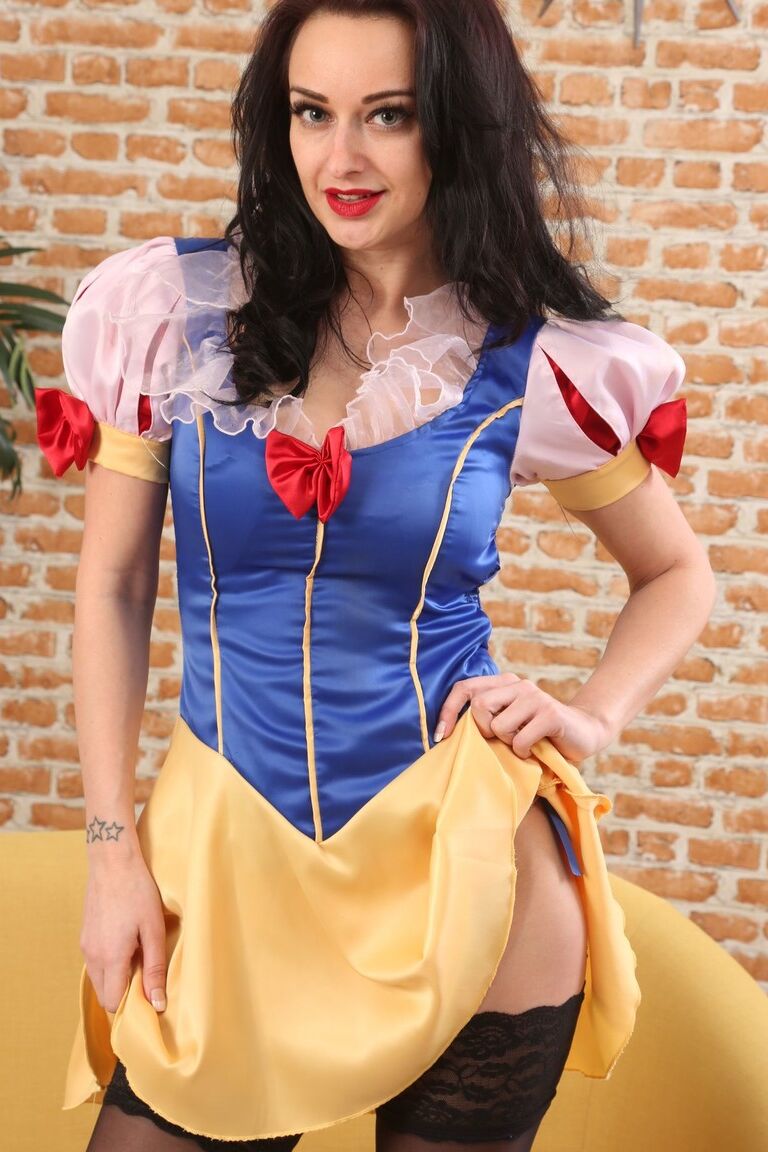 21P Slutty Snow White Cassie Clarke zieht sich aus und zeigt ihren Muff und ihre Titten in Dessous