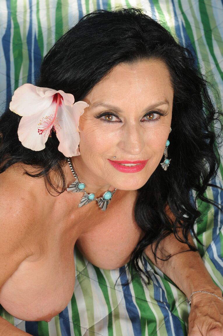 21P La superbe mature Rita Daniels montre ses énormes seins