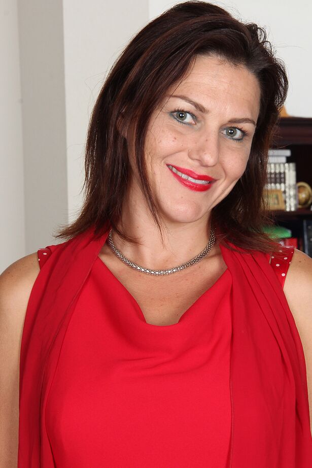 16P La caliente morena madura Joana Jakes se quita el vestido rojo para abrir sus peludos labios de castor