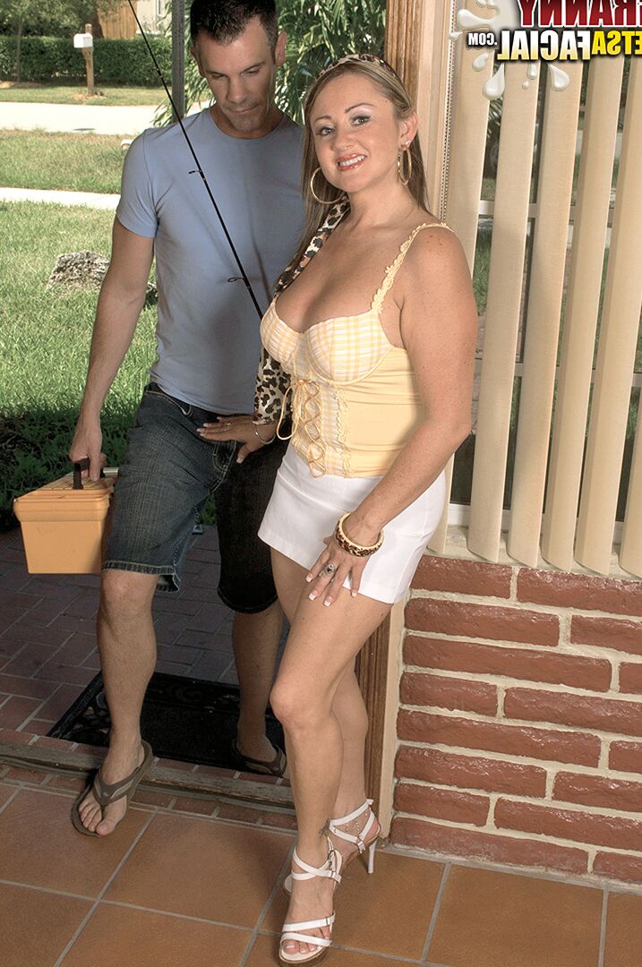 17P Horny MILF Tyra Love pega um cara pescando para uma foda forte