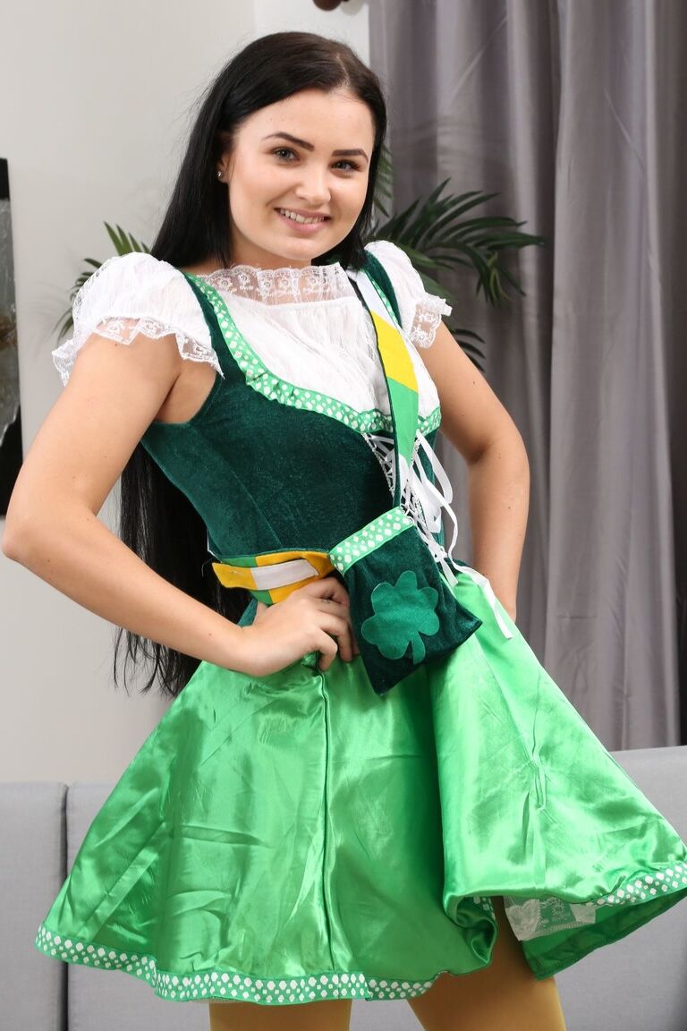 21P Adolescente sexy de meia-calça Celeste tira o uniforme na cama