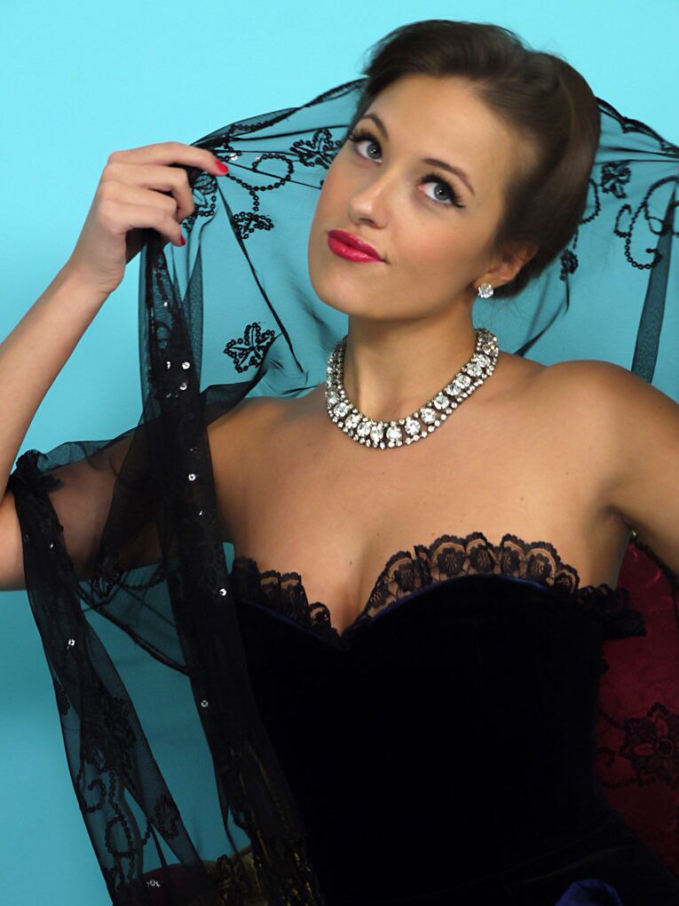 17P Pinup hottie se quita su provocativo traje negro y se burla de su cuerpo