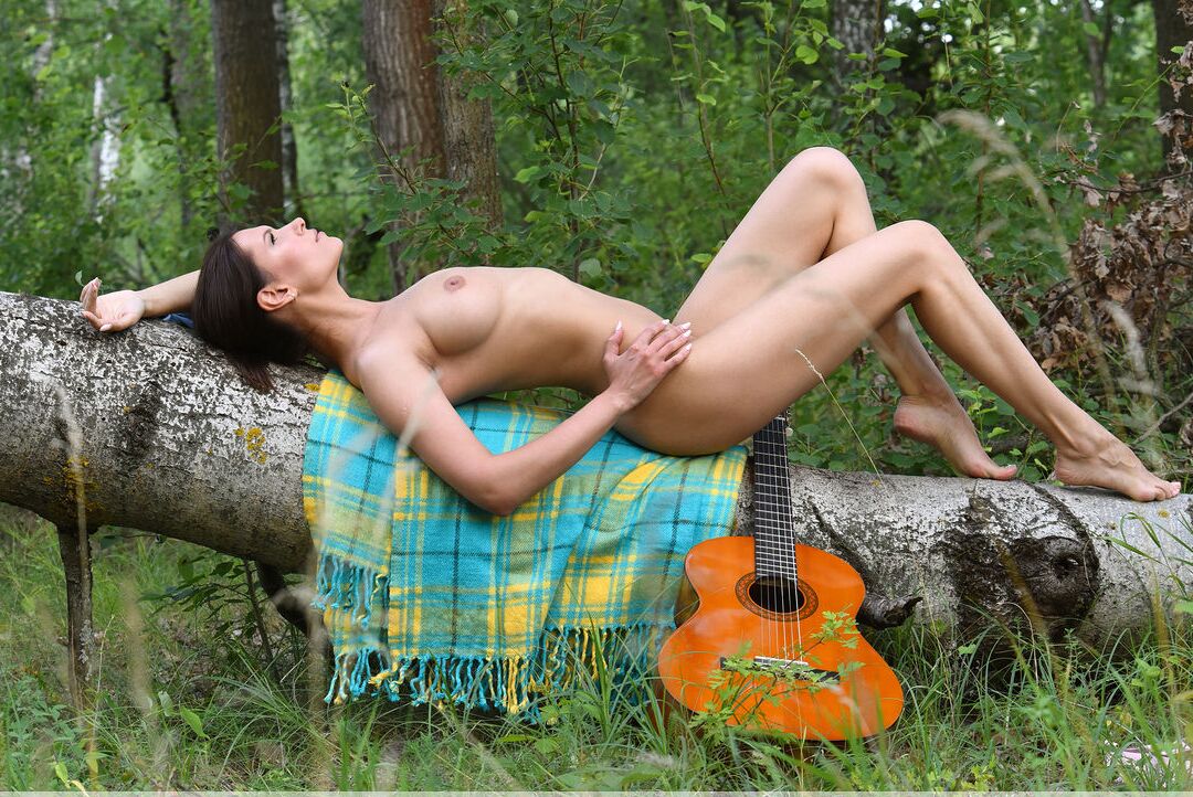 16P Brunette teen with long legs Susi R stands naked in forest after disrobing