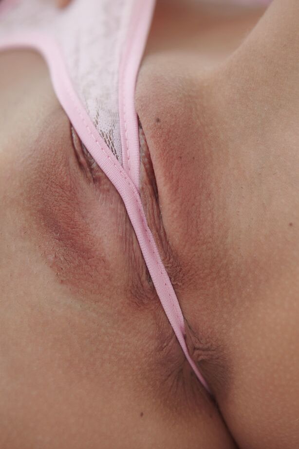 18P Gata morena Caprice A libertando lindos peitos adolescentes e boceta careca de lingerie