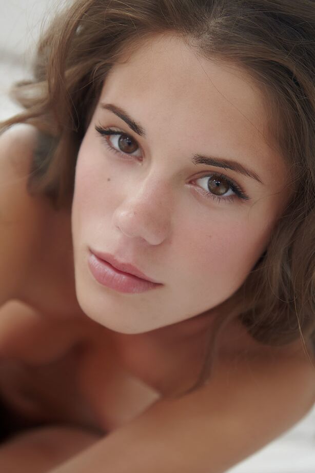 18P Gata morena Caprice A libertando lindos peitos adolescentes e boceta careca de lingerie