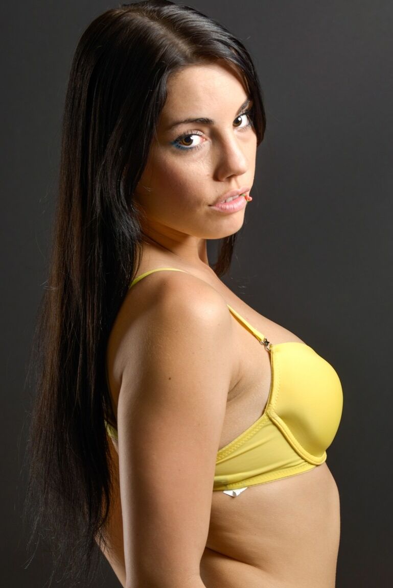 15P A modelo amadora Shana Lane tira o sutiã antes de cobrir os seios com as mãos