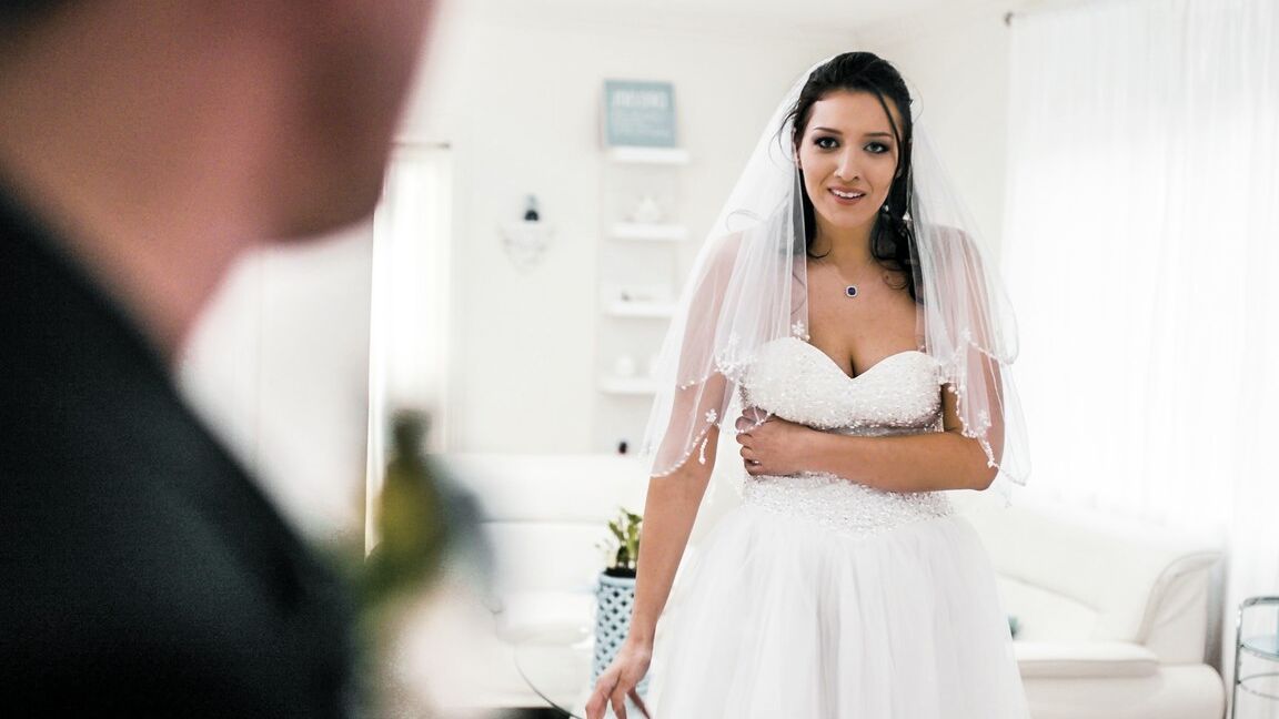 20P La novia adolescente Bella Rolland es follada por el hermano del novio el día de su boda