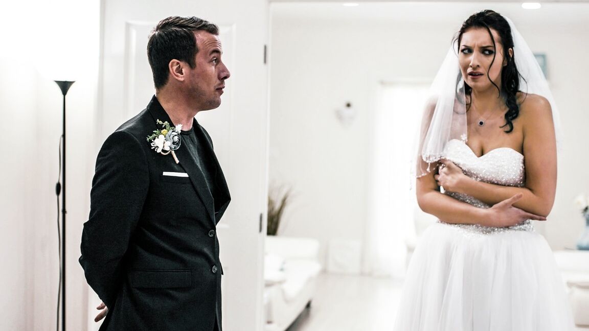 20P La novia adolescente Bella Rolland es follada por el hermano del novio el día de su boda