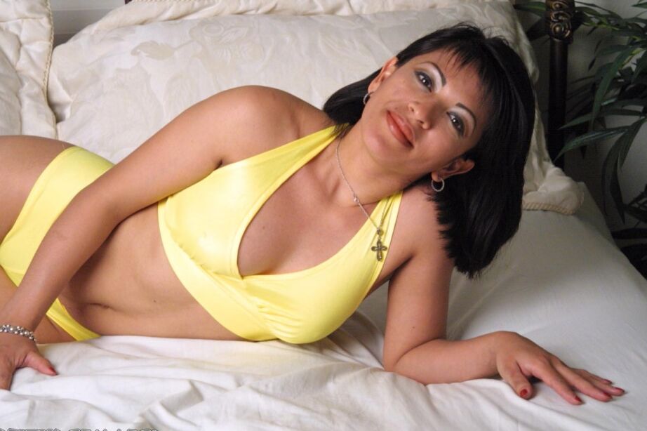 17P La morena Sellmma chupa un saco de bolas y una polla antes de masturbarse