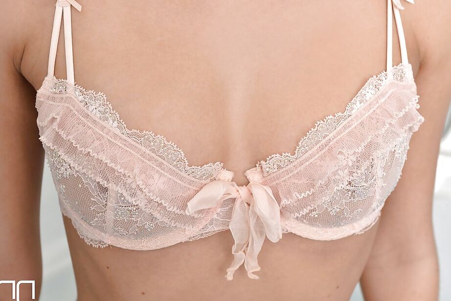 Subil Arch, une jeune européenne de 16p, exhibe ses lèvres et son cul mouillés dans une baignoire.