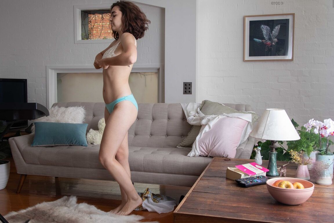 21P セクシーなオーストラリアのアマチュア リリー S が服を着ている間に覗き見されます