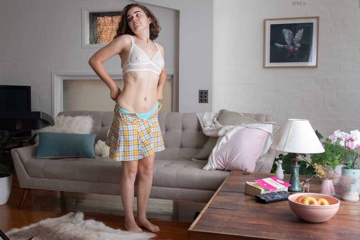 21P セクシーなオーストラリアのアマチュア リリー S が服を着ている間に覗き見されます