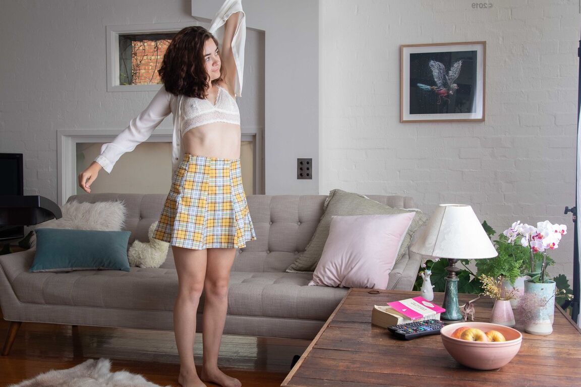 21P セクシーなオーストラリアのアマチュア リリー S が服を着ている間に覗き見されます