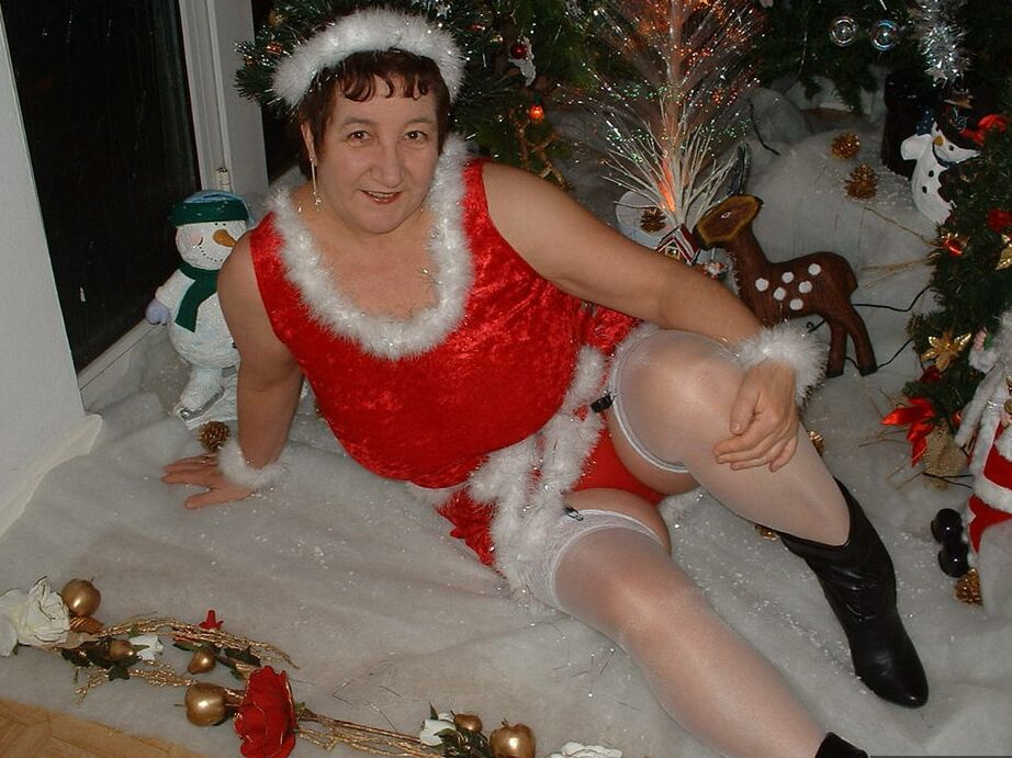 20P Mulher madura Kinky Carol expõe os seios durante uma cena de Natal
