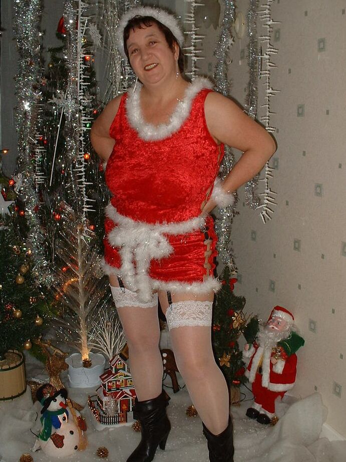 20P Mulher madura Kinky Carol expõe os seios durante uma cena de Natal
