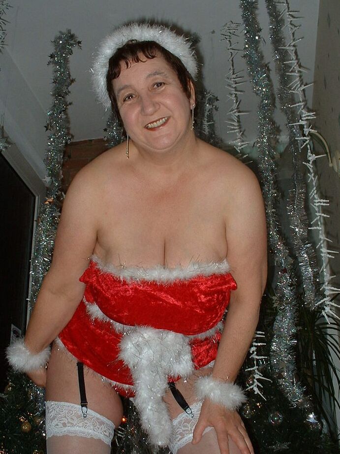 20P Mulher madura Kinky Carol expõe os seios durante uma cena de Natal