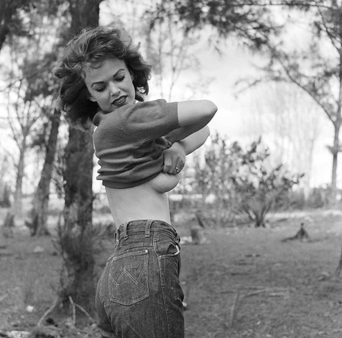 14P Black and white photoshooting with sexy playboy playmate Myrna Weber