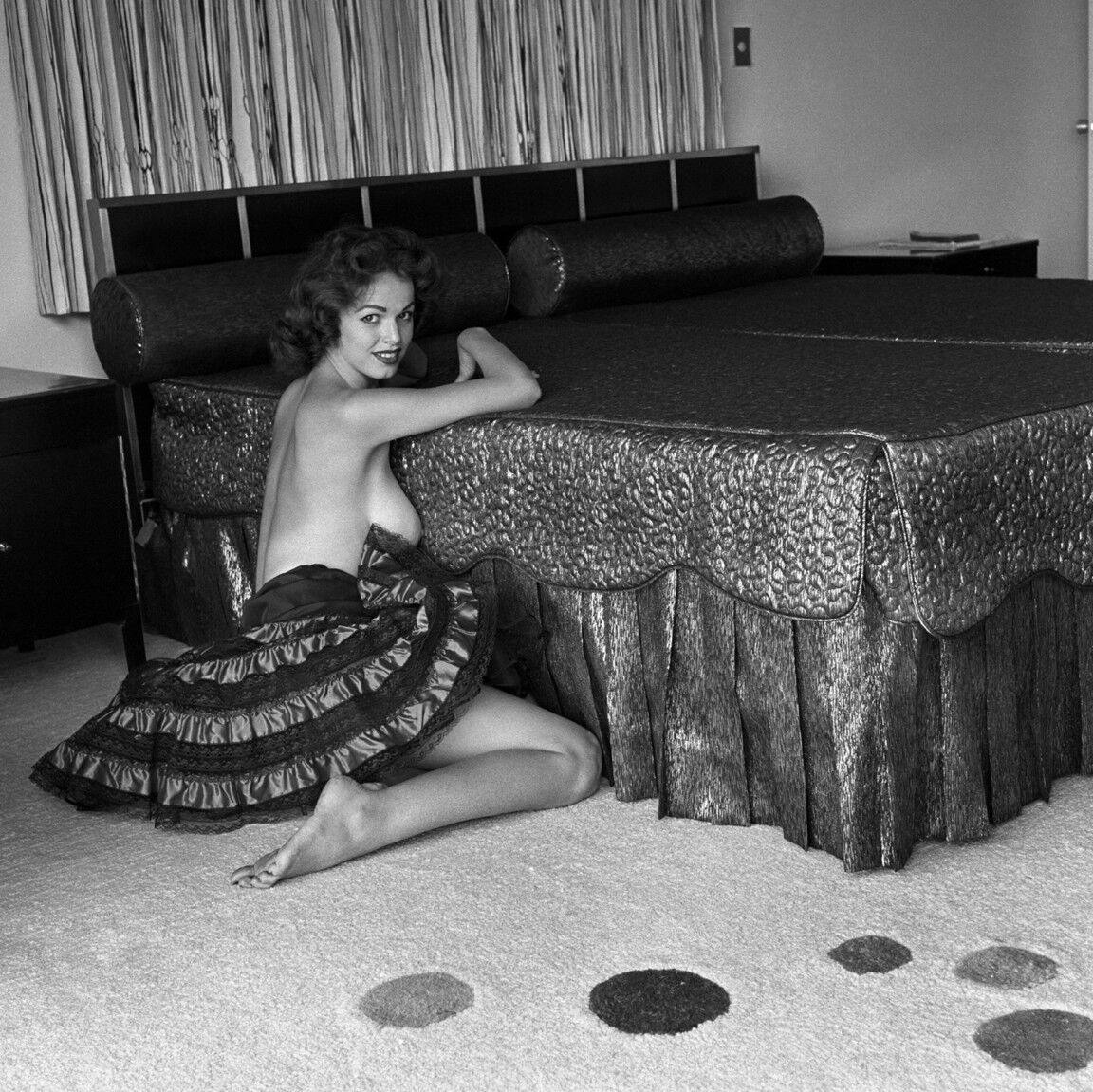 14P Black and white photoshooting with sexy playboy playmate Myrna Weber