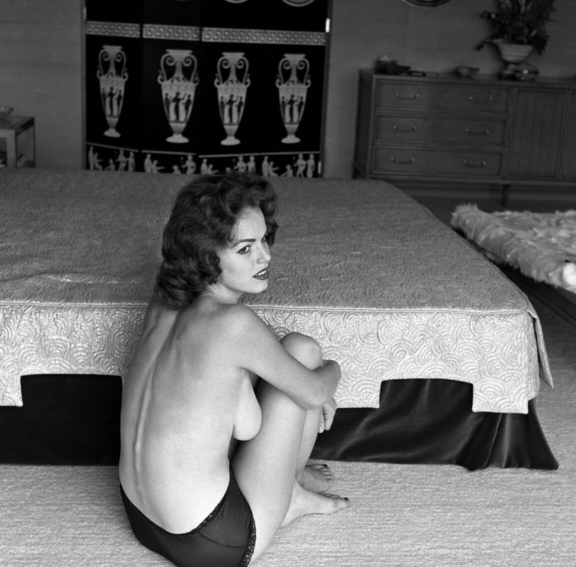 14P Black and white photoshooting with sexy playboy playmate Myrna Weber