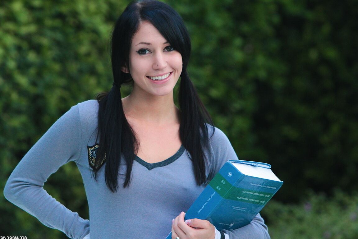 Catie Minx, écolière de 15P, baisse son justaucorps pendant sa pause déjeuner.