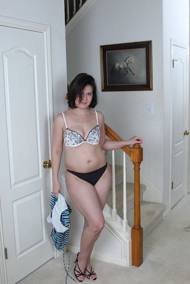 16P Morena MILF Penny Prite espalhando buceta raspada depois de se livrar da lingerie