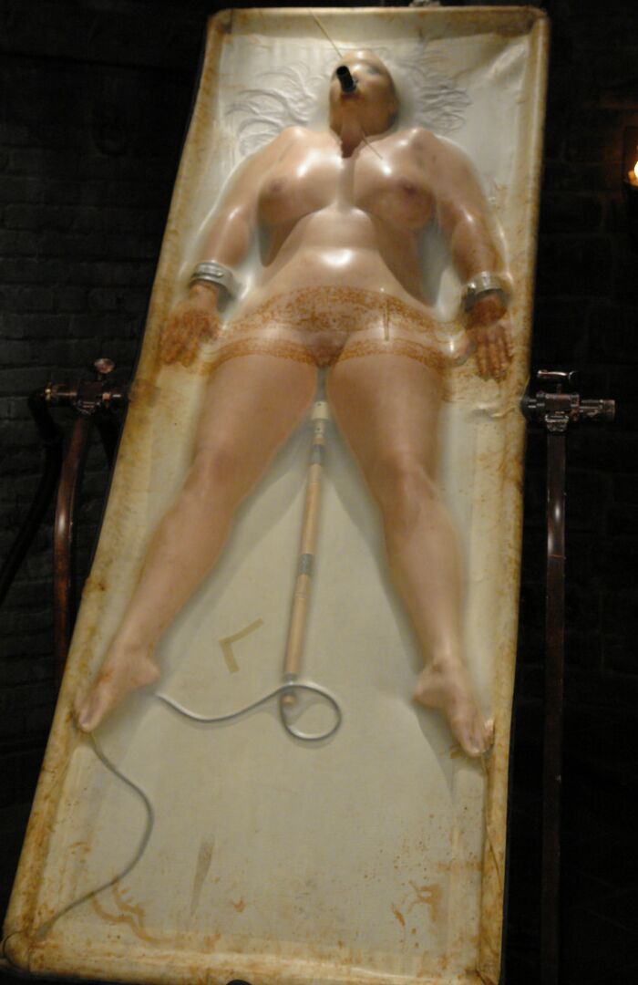 20P Hot Christina Carter gets tied up to a vacu-bed which displays her curves