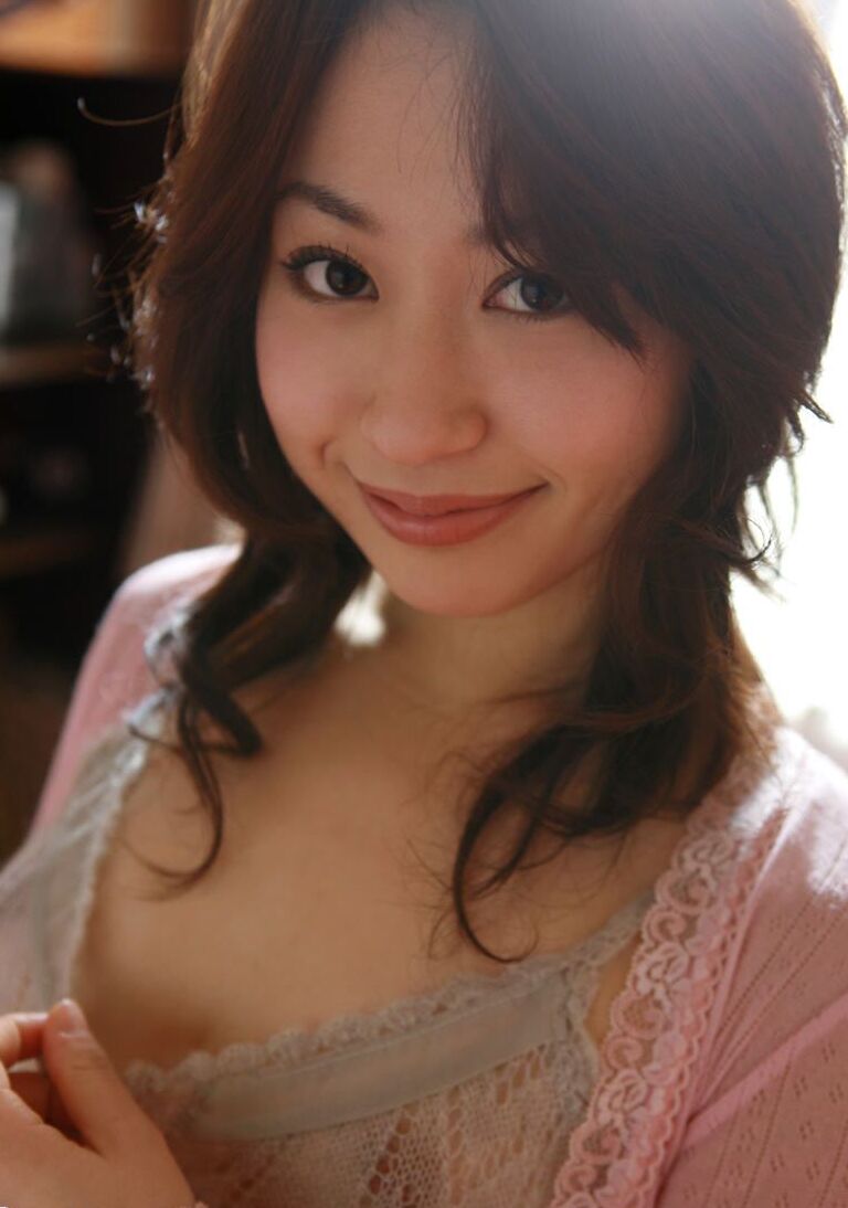16P Japanese redhead Momo Yoshizawa exposes her tits and muff on top of beds