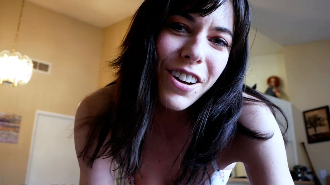 21P Sarah Jessie madura agradando um pau enorme com sua boca doce