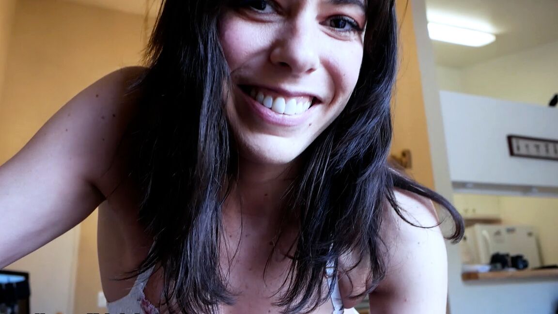 21P Sarah Jessie madura agradando um pau enorme com sua boca doce