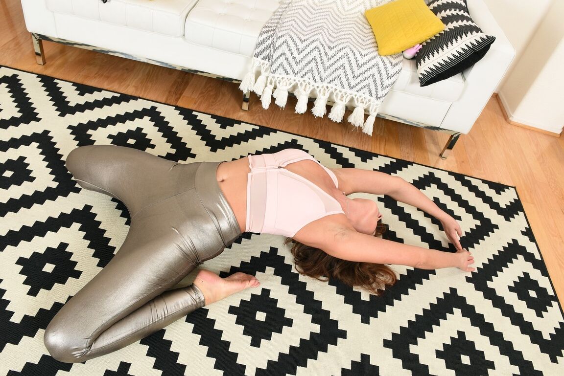 21P A americana madura Helena Price se estica enquanto tira a roupa e exibe seu arbusto