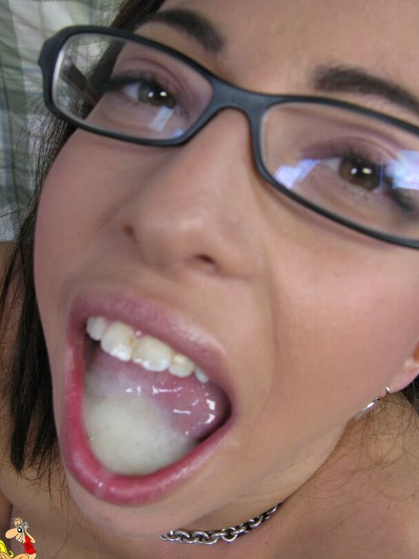 15P La sexy MILF Veronica Jett luce una boca llena de esperma después del sexo POV con gafas