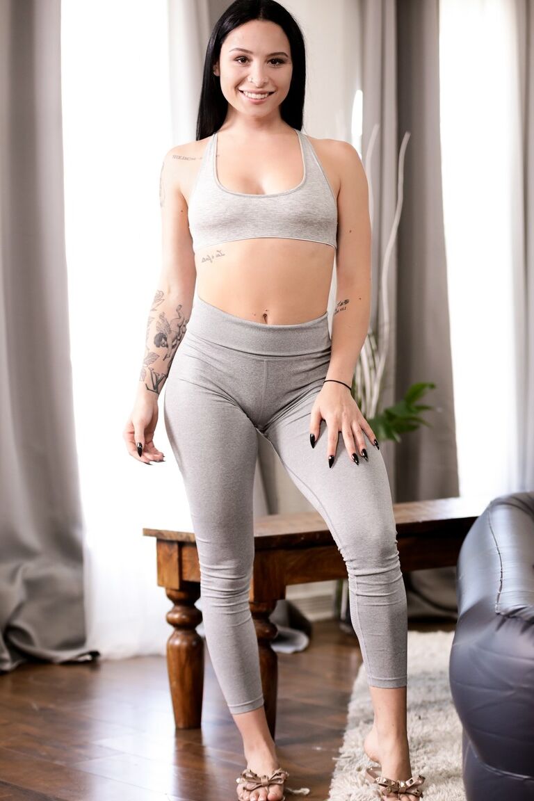 15P Garota morena Mia Moore libera sua bunda legal de roupas de lazer