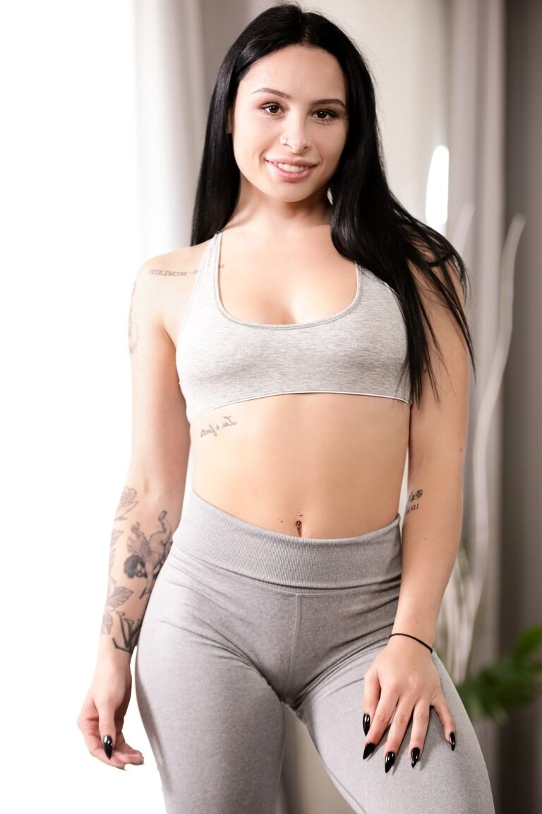 15P Garota morena Mia Moore libera sua bunda legal de roupas de lazer