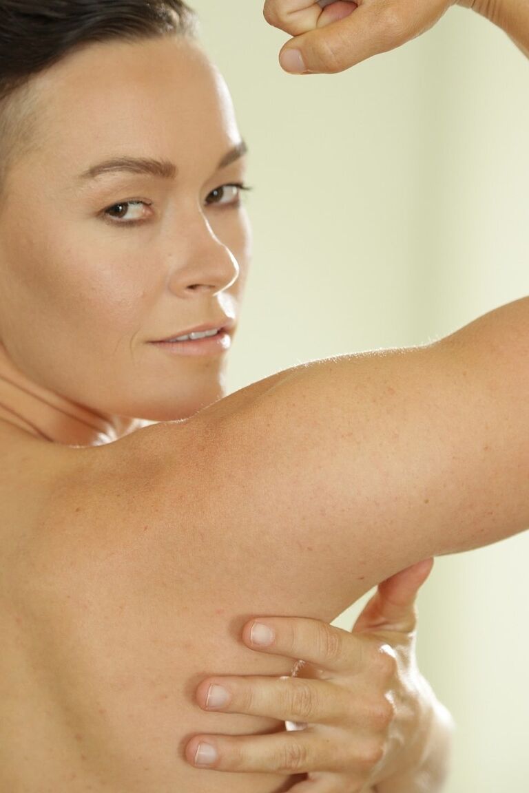 21P La esbelta esposa Jiz Lee se quita el traje y revela sus pequeñas tetas y sus alegres pezones