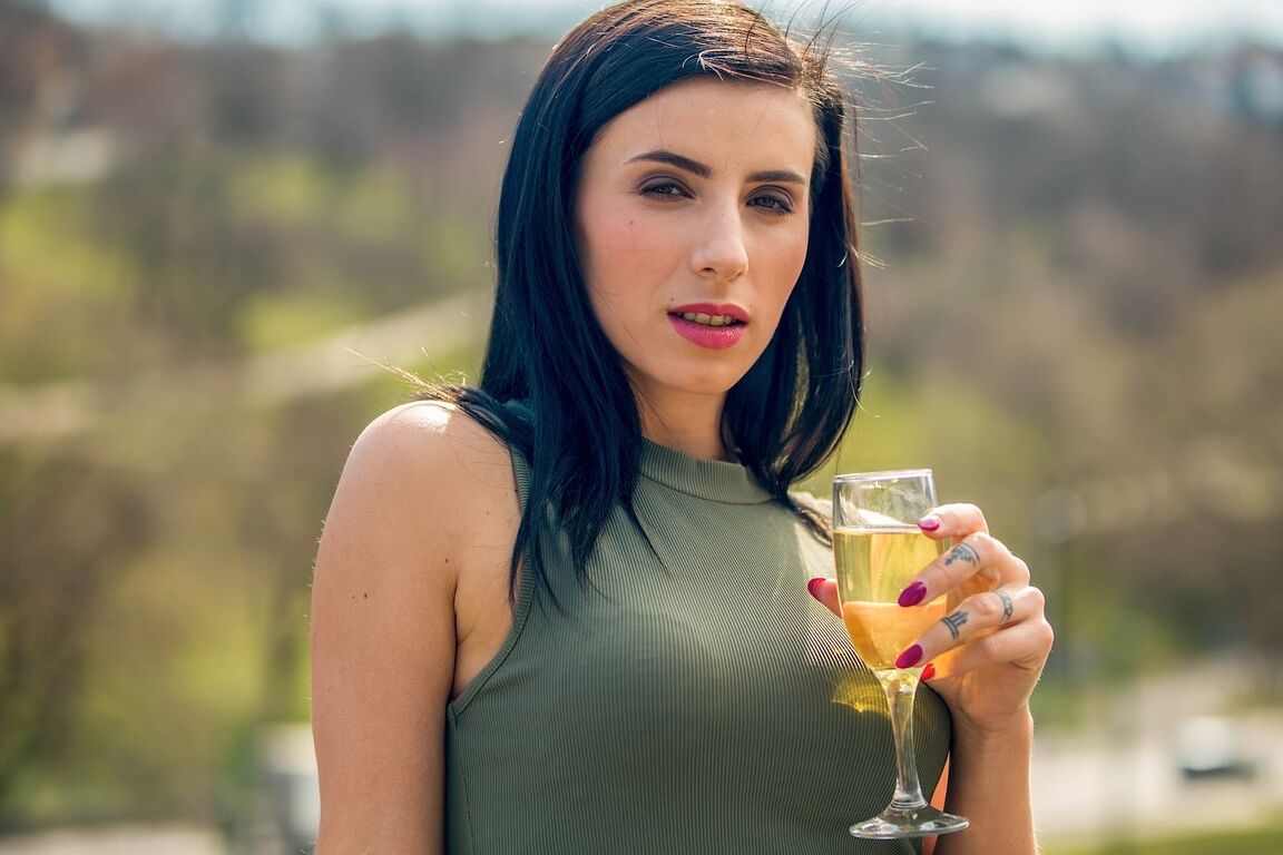 18P La caliente Nelly Kent va a dar un gran paseo en la polla después de celebrar el aniversario