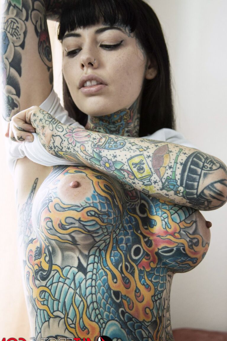 16P Tiger Lilly, une fille fortement tatouée, se doigte le vagin après s'être déshabillée