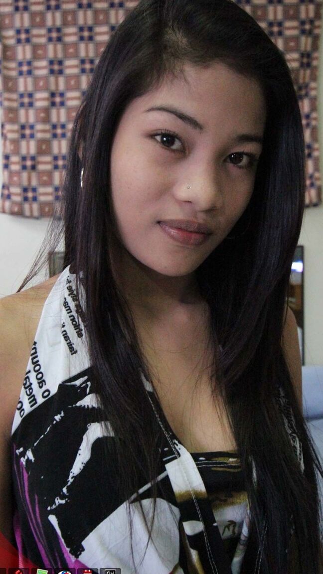 15P Chica asiática con pelo largo y negro luce un creampie después del sexo POV
