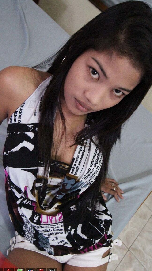 15P Chica asiática con pelo largo y negro luce un creampie después del sexo POV