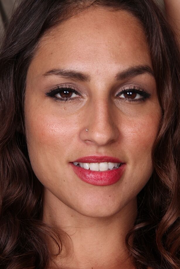 16P Spicy Latina Veronica Webb está tocando sua linda buceta aparada