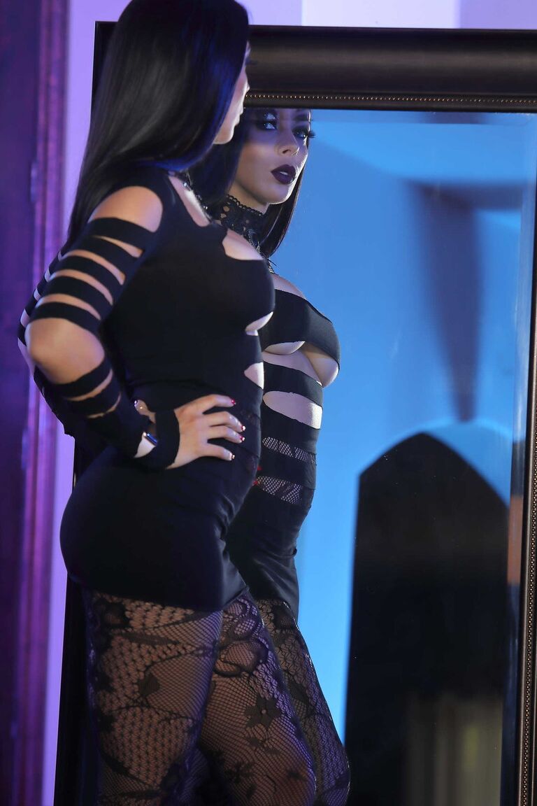 21P Morena MILF Rachel Starr exibindo seus peitos falsos bronzeados em meia-calça
